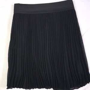 Black pleated mini skirt